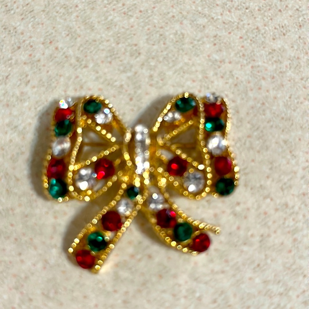Eisenberg Ice gold tone bow broach with red, green, and crystal rhinestones (577